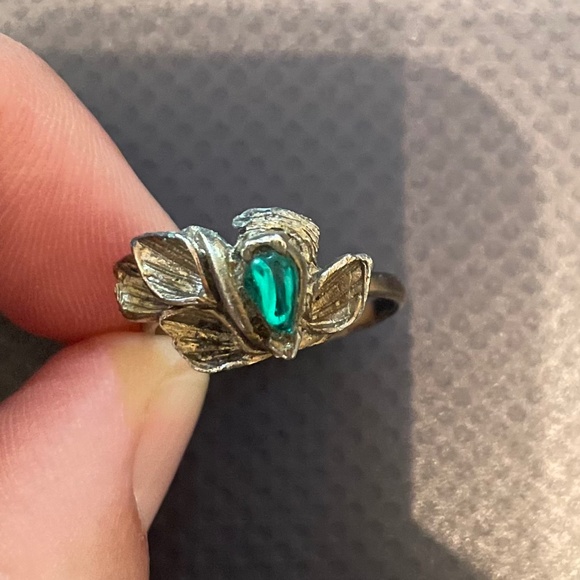 Vintage Leaves w/ Green Gemstone Ring - Picture 1 of 4